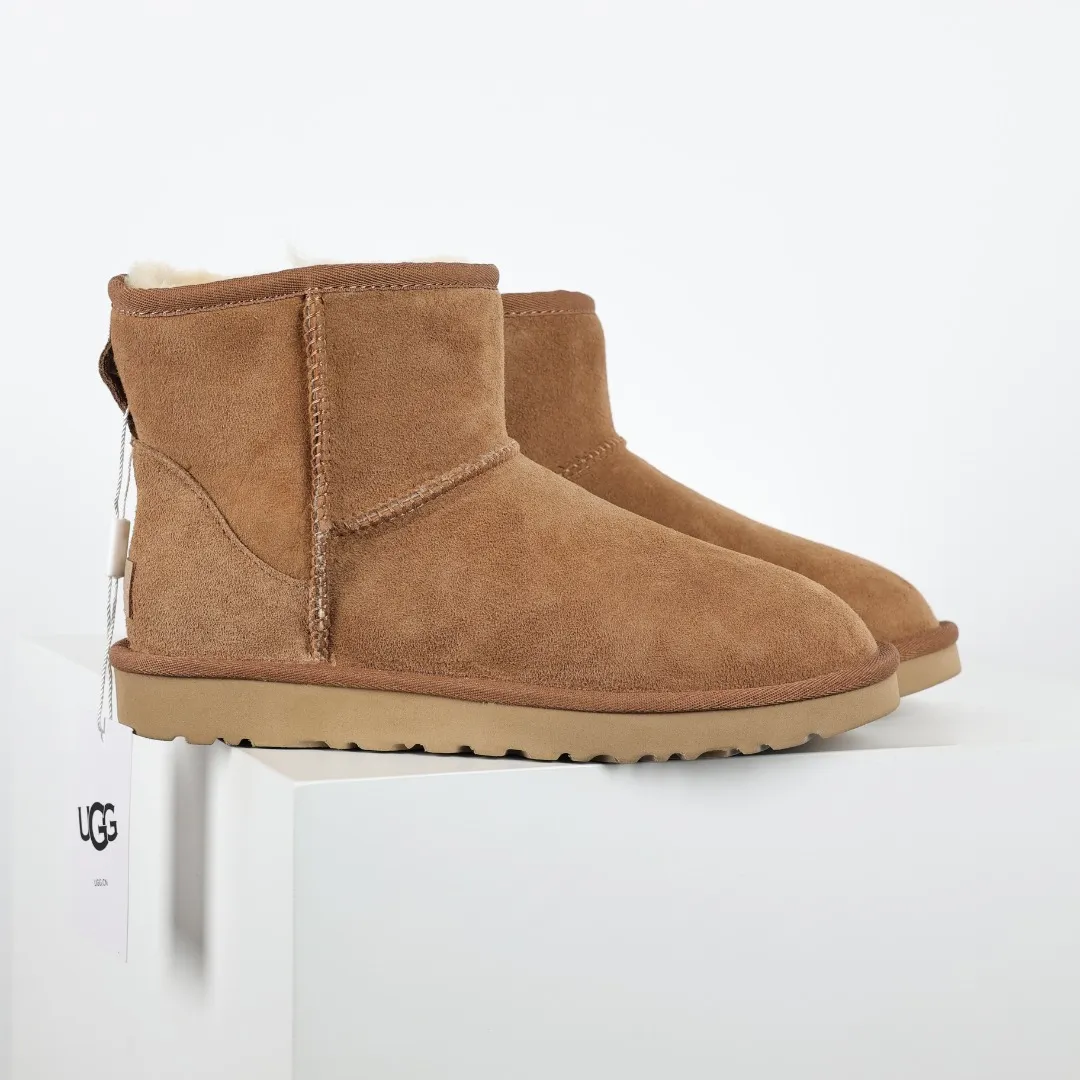 Pick up locally 💰540 Core recommendation Good price Cashmere insoles are a very suitable choice for keeping warm in winter and at home. In the new year, uug launched a series of styles, which are partial to the preferences of young consumers and have also moved to the forefront of fashion trends. Shoe body material Water-repellent coated suede upper 17mm UGGPURE™ implanted wool insole Lightweight non-slip comfortable rubber outsole With brand LOGO Trademark Comes with a full set of packaging Size: 35 36 37 38 39 40 41 42 43 44